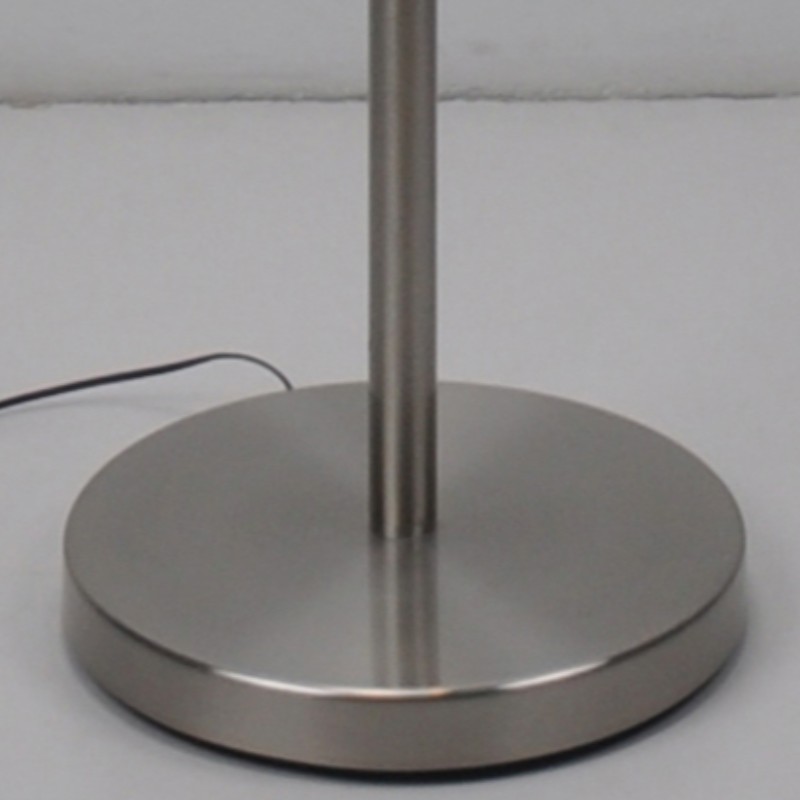 Lampa podłogowa LED o dużym prześwicie
