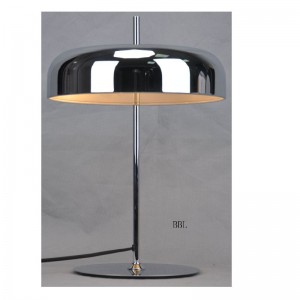 Lampa stołowa z metalowym kloszem i płaską podstawą