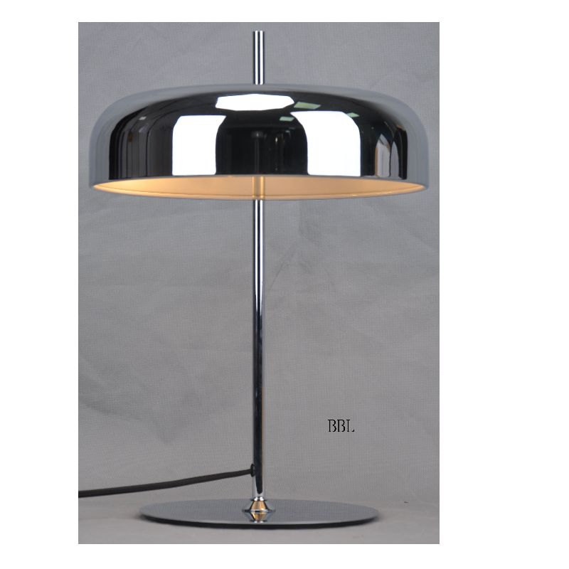 Lampa stołowa z metalowym kloszem i płaską podstawą