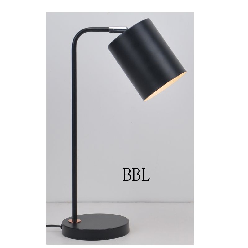 Lampa stołowa z metalowym kloszem i regulacją funkcji klosza