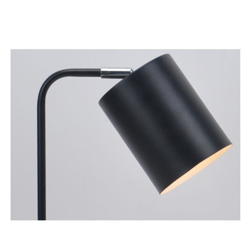 Lampa stołowa z metalowym kloszem i regulacją funkcji klosza
