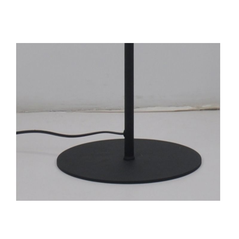 Lampa podłogowa z metalowym kloszem i funkcją regulacji klosza, płaska podstawa