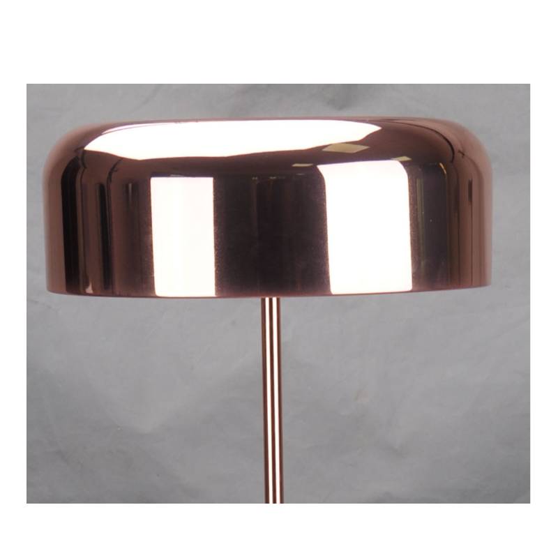 Nowoczesna lampa podłogowa z metalowym kloszem