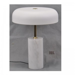 Lampa stołowa LED z marmurową podstawą i metalowym kloszem