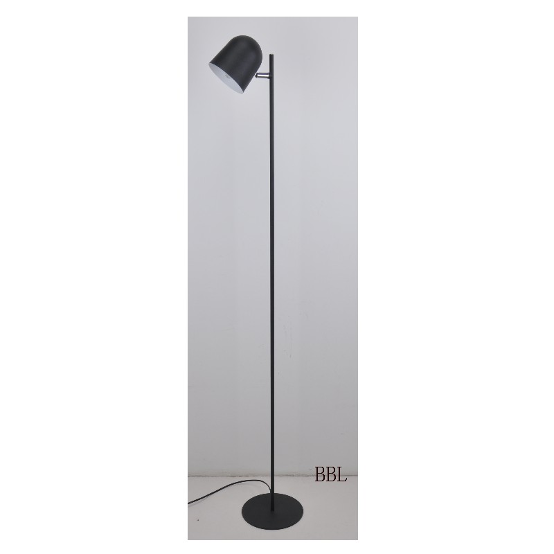Lampa podłogowa z regulowanym odcieniem lampy