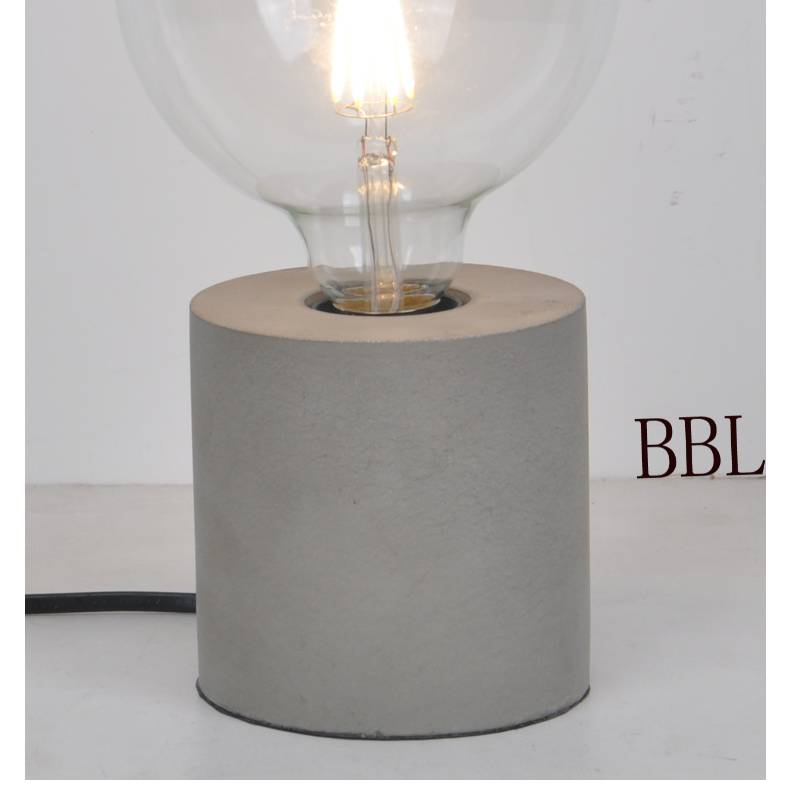 Lampa stołowa z betonową podstawą słupową