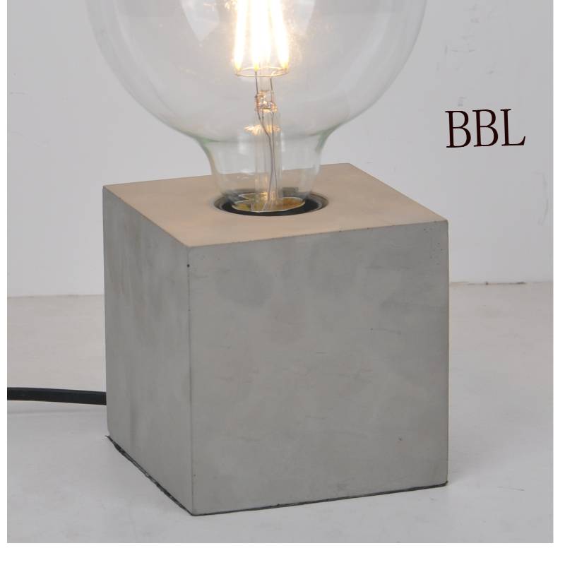 Lampa stołowa z kwadratową betonową podstawą