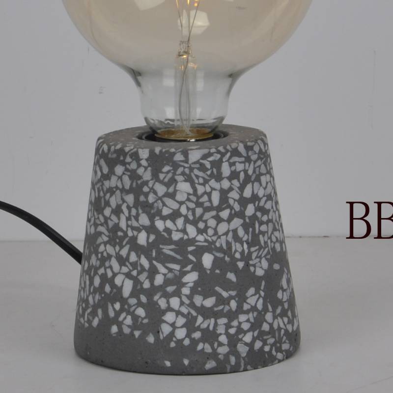 Lampa stołowa z naturalną betonową mozaiką