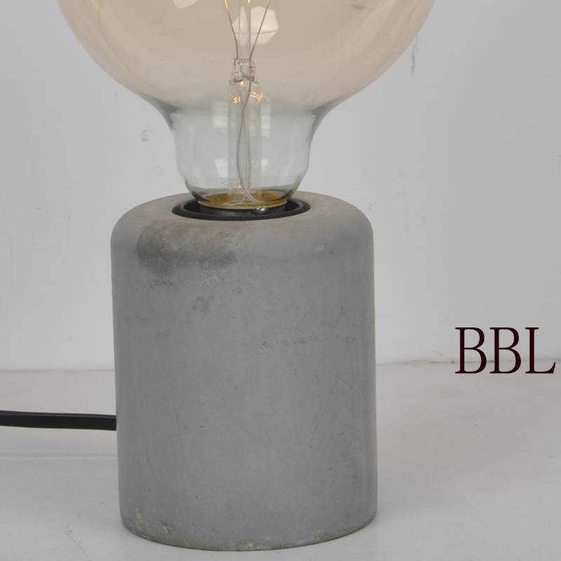 Lampa stołowa z betonową podstawą o małej kolumnie
