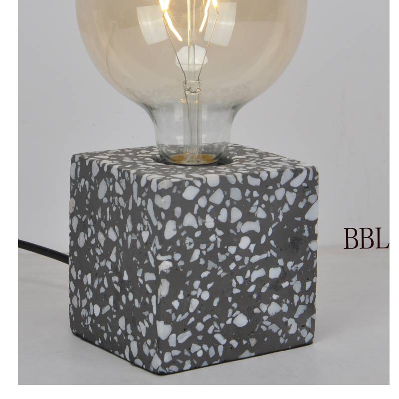 Naturalna betonowa lampa stołowa z kwadratową mozaiką