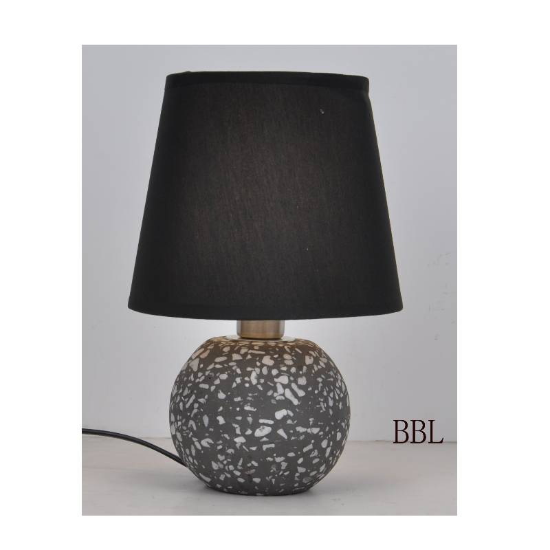 Lampa stołowa z odcieniem tkaniny i naturalną podłożem z mozaiki